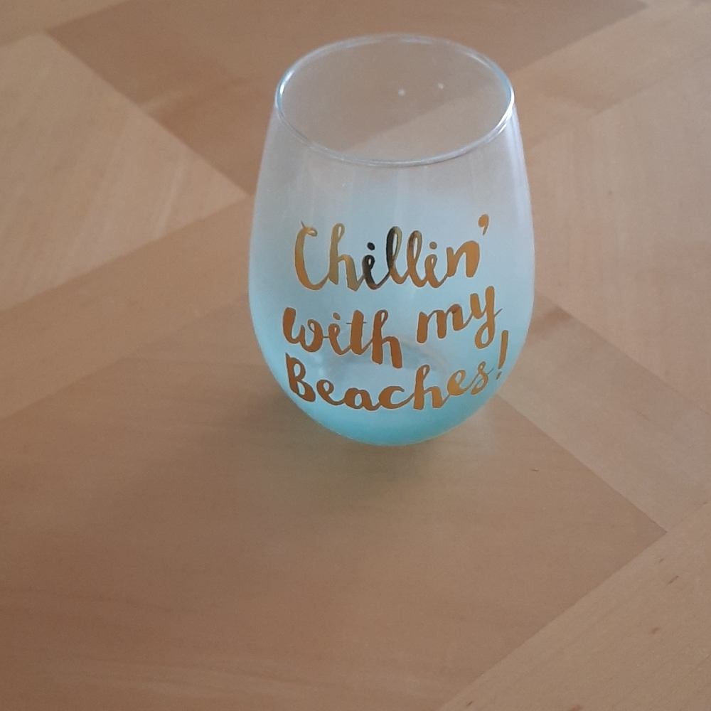 Chillin with my beaches stemless wine glass